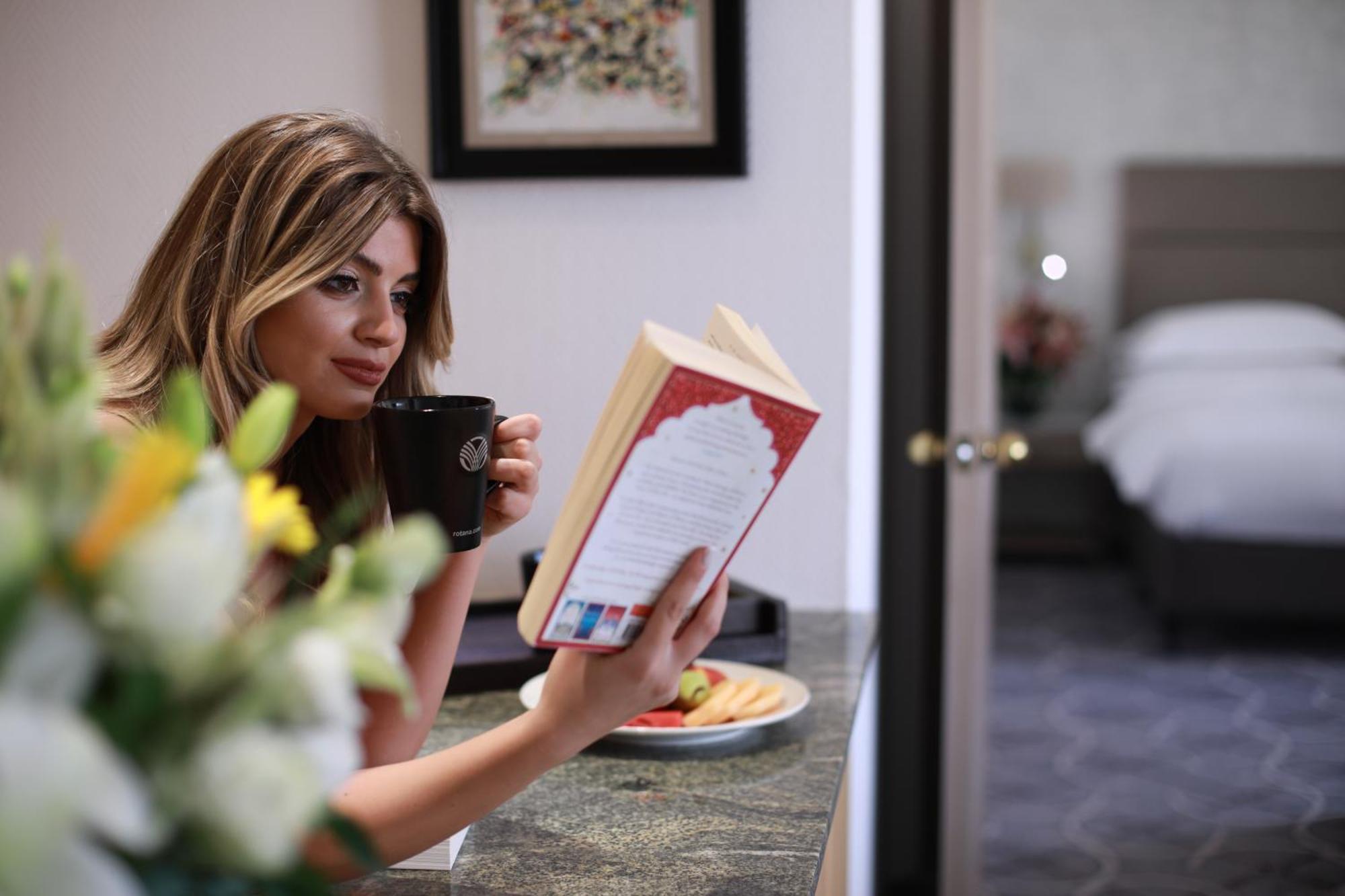 เกฟฟิเนอร์ โรตาน่า Hotel เบรุต ภายนอก รูปภาพ A woman reading a book
