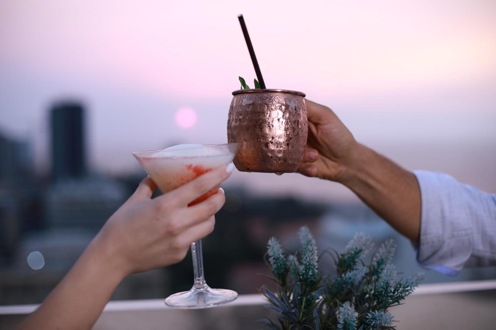 เกฟฟิเนอร์ โรตาน่า Hotel เบรุต ภายนอก รูปภาพ A Moscow Mule cocktail