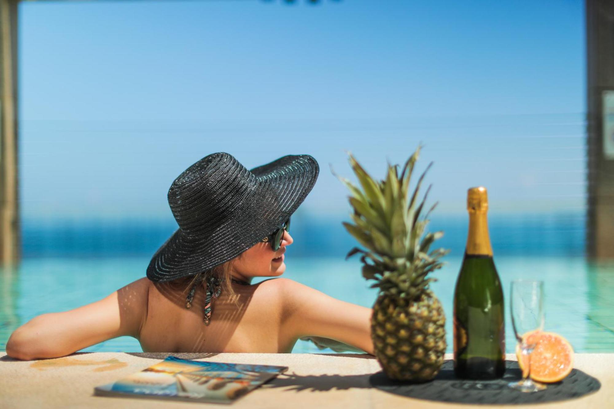 เกฟฟิเนอร์ โรตาน่า Hotel เบรุต ภายนอก รูปภาพ A woman sunbathing