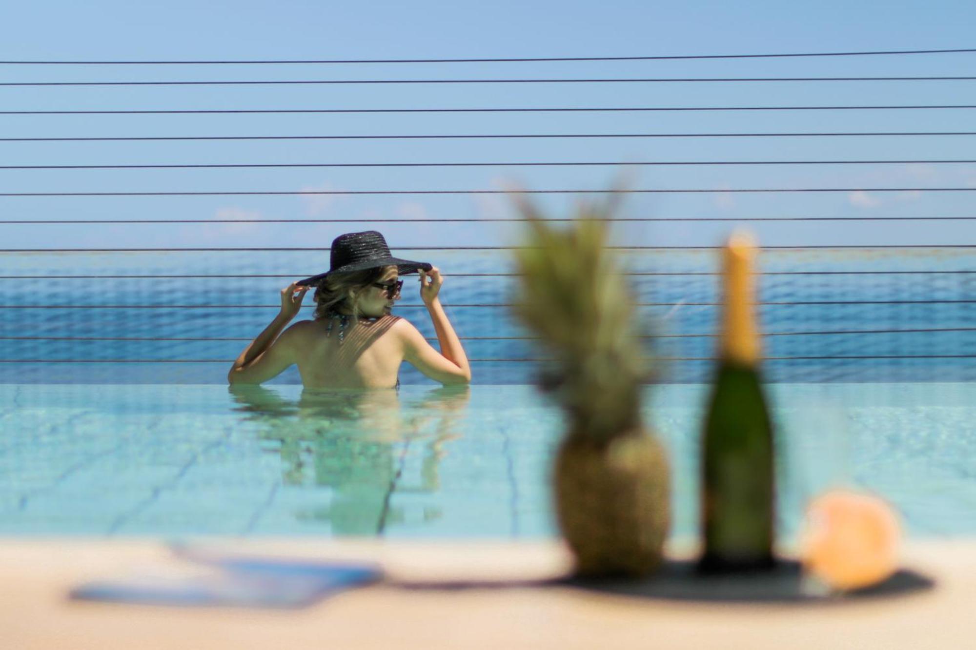 เกฟฟิเนอร์ โรตาน่า Hotel เบรุต ภายนอก รูปภาพ A woman in a swimming pool