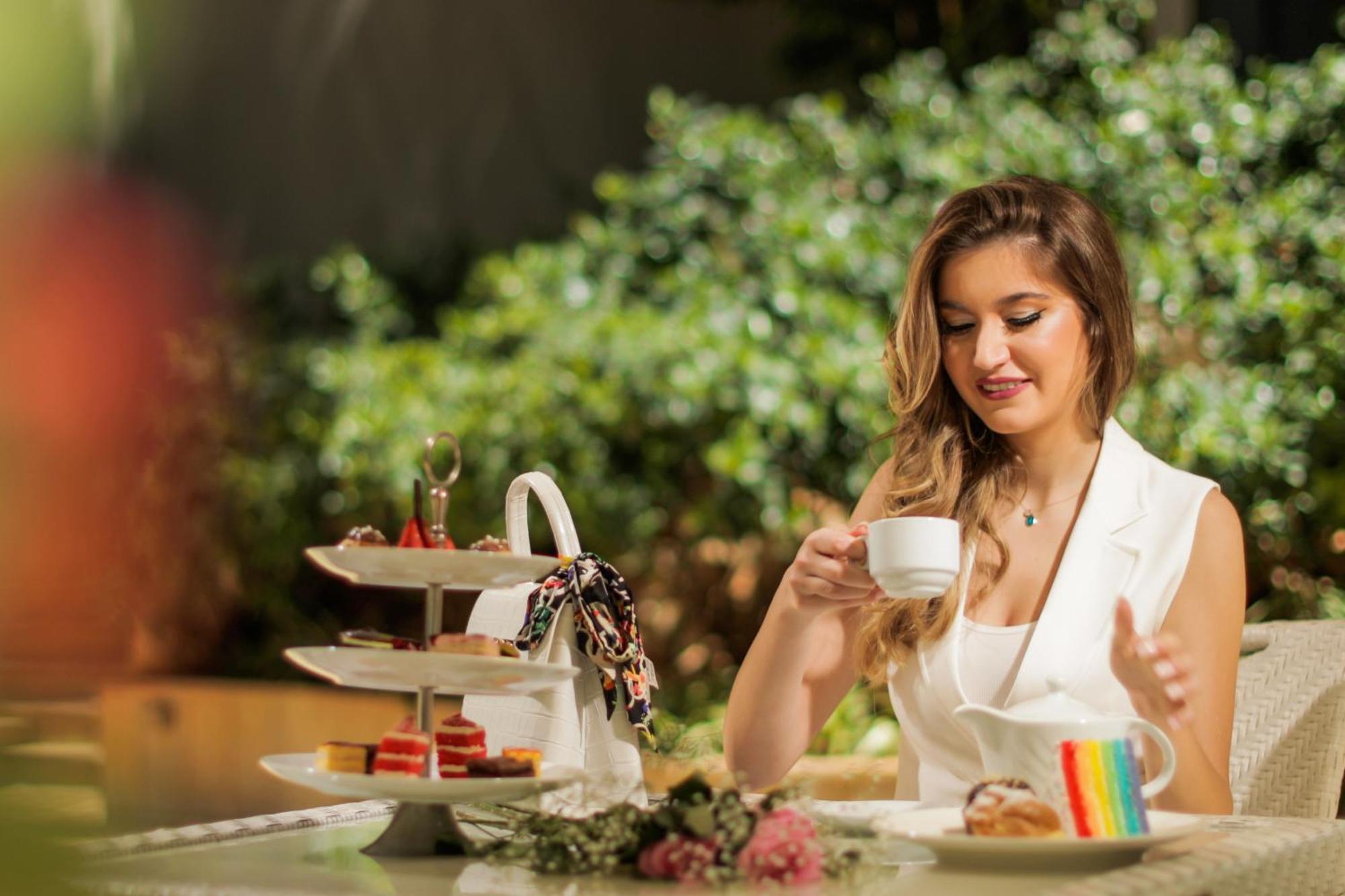 เกฟฟิเนอร์ โรตาน่า Hotel เบรุต ภายนอก รูปภาพ A woman drinking tea