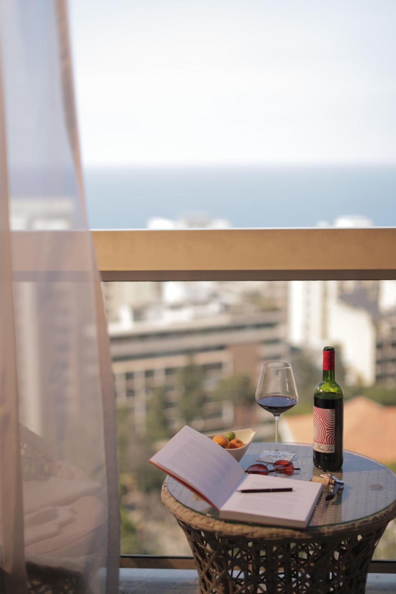 เกฟฟิเนอร์ โรตาน่า Hotel เบรุต ภายนอก รูปภาพ A wine bottle and glass
