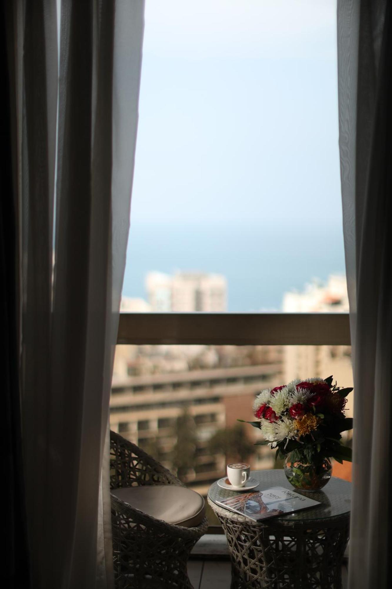 เกฟฟิเนอร์ โรตาน่า Hotel เบรุต ภายนอก รูปภาพ View from the window of a room at the hotel