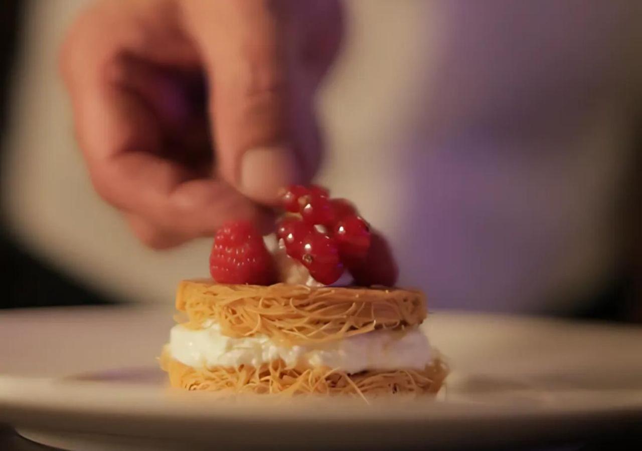 เกฟฟิเนอร์ โรตาน่า Hotel เบรุต ภายนอก รูปภาพ A pastry chef finishing a dessert