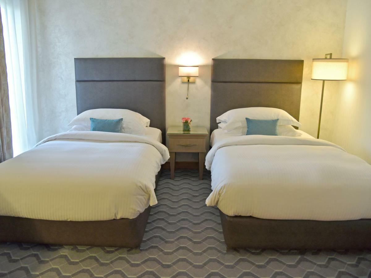 เกฟฟิเนอร์ โรตาน่า Hotel เบรุต ภายนอก รูปภาพ A room at the hotel